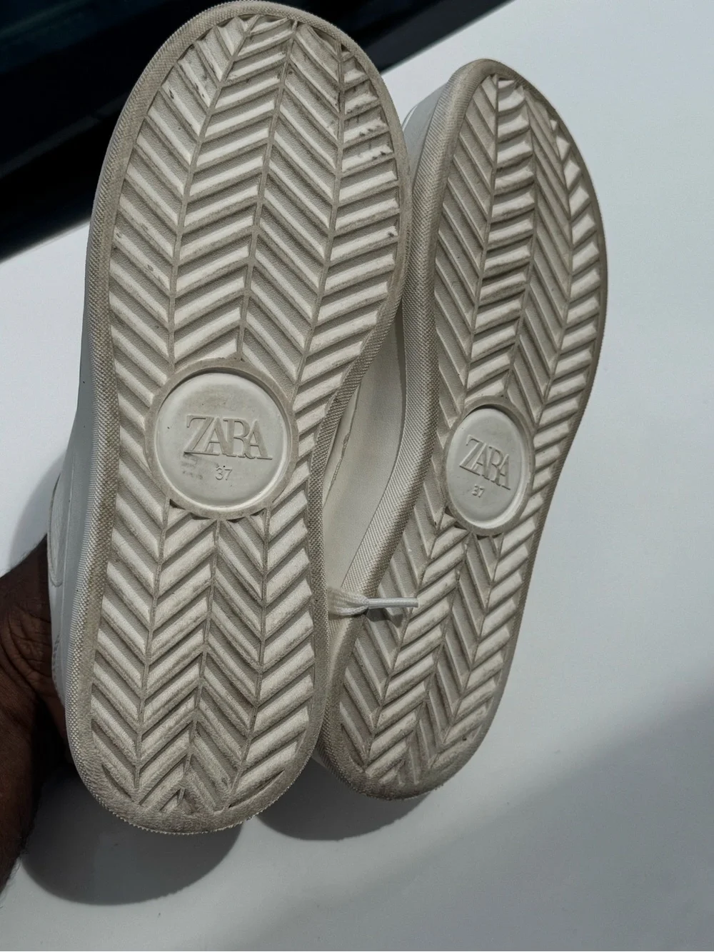 ZARA Monochrome lace-up sneakers. Smooth upper. Chunky sole.
